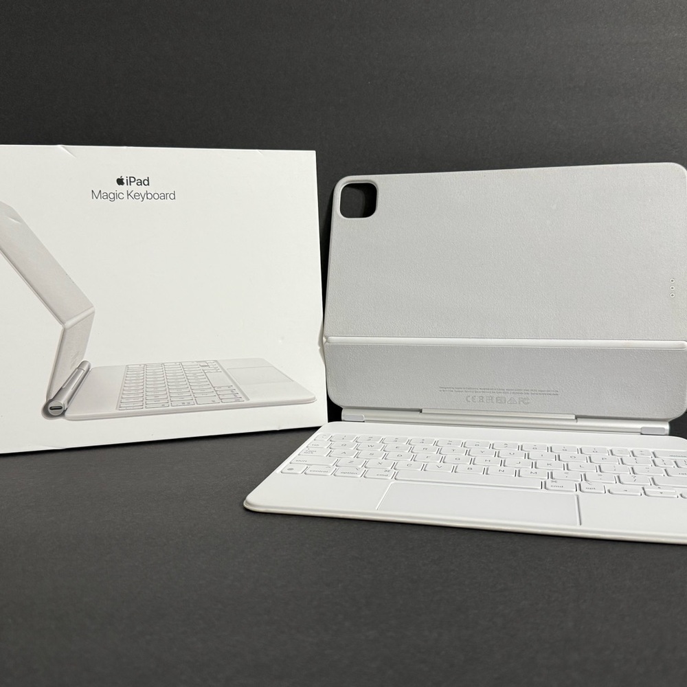 Apple iPad Pro 11 (Model A2261) Magic Keyboard Folio in White